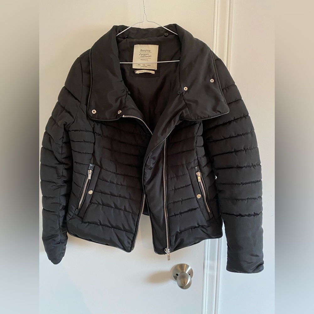 Bershka Jacket Size XL
Adjustable Fur Collar Winter Jacket
Brand new Never worn